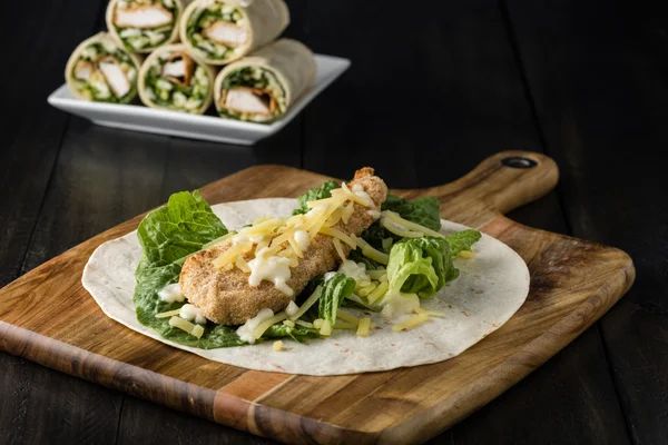 Rántott csirke burrito Wrap friss saláta sajttal — Stock Fotó