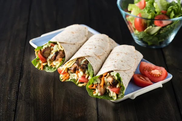 BBQ chicken with fresh salad tortilla wraps — Stock Photo, Image