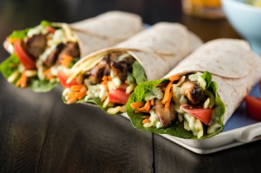 Barbekü tavuk taze salata tortilla ile tamamladı 