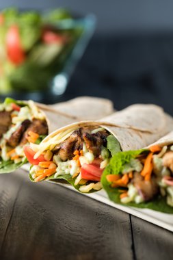 Barbekü tavuk taze salata tortilla ile tamamladı 