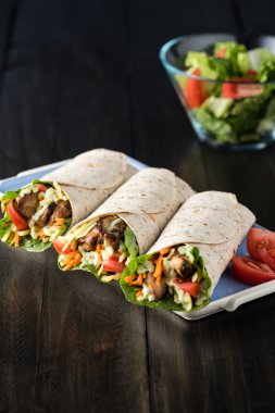Barbekü tavuk taze salata tortilla ile tamamladı 