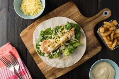 Ekmekli Tavuk burrito Wrap ile taze marul peynir 