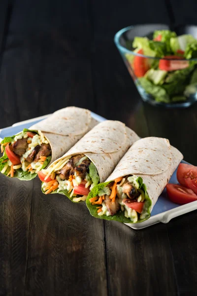 Frango churrasco com envoltórios de tortilla de salada fresca — Fotografia de Stock