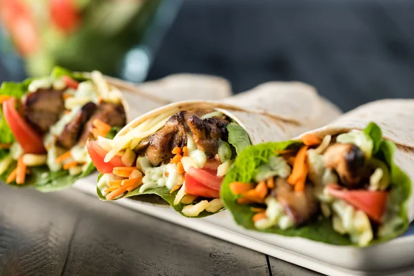 BBQ chicken with fresh salad tortilla wraps — Stock Photo, Image