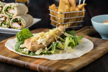 Ekmekli Tavuk burrito Wrap ile taze marul peynir 