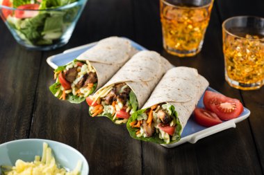 Barbekü tavuk taze salata tortilla ile tamamladı 