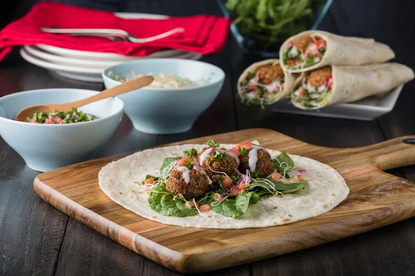 Veganer Falafel-Wrap mit Salsa — Stockfoto