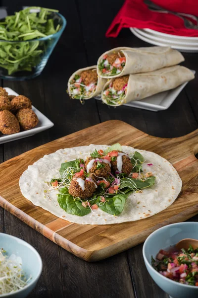 Veganer Falafel-Wrap mit Salsa — Stockfoto
