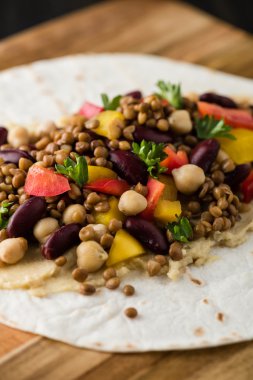 Mercimek, nohut biber ve börülce vegan tamamladı