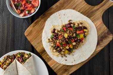 Mercimek, nohut biber ve börülce vegan tamamladı