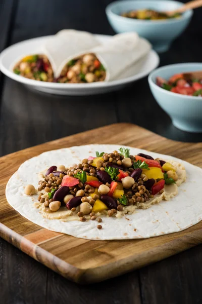 Envolturas veganas con lentejas, pimientos de garbanzos y frijoles —  Fotos de Stock