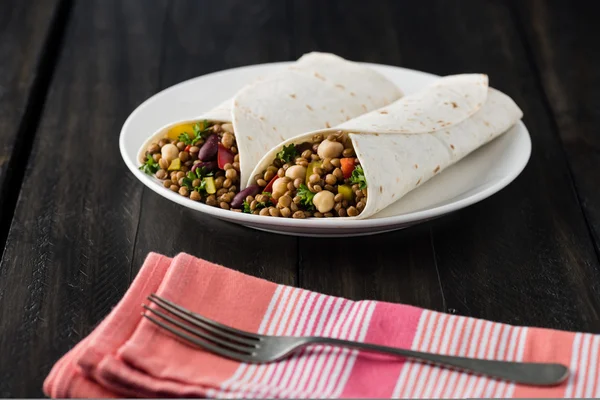 Mercimek, nohut biber ve börülce vegan tamamladı