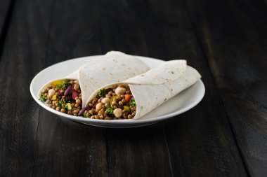 Mercimek, nohut biber ve börülce vegan tamamladı