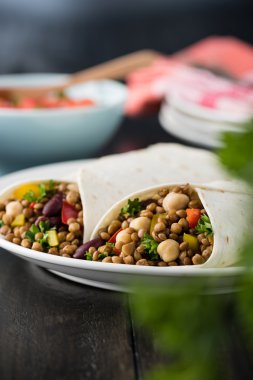 Mercimek, nohut biber ve börülce vegan tamamladı