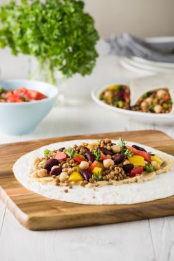 Mercimek, nohut biber ve börülce vegan tamamladı