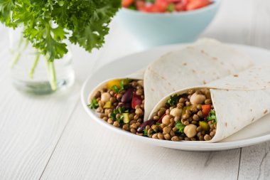 Mercimek, nohut biber ve börülce vegan tamamladı
