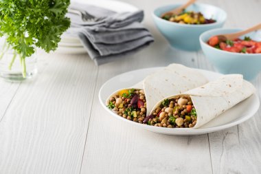 Mercimek, nohut biber ve börülce vegan tamamladı