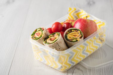 Jambon ve peynir yemek kutusu sarar 