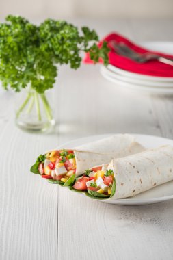 Vejetaryen tofu biber, Mısır, domates ve ıspanak ile tamamladı 