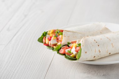 Vejetaryen tofu biber, Mısır, domates ve ıspanak ile tamamladı 