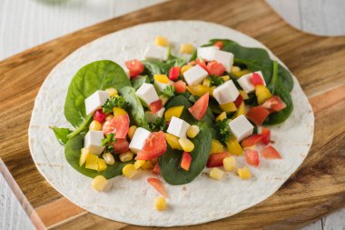 Vejetaryen tofu biber, Mısır, domates ve ıspanak ile tamamladı 