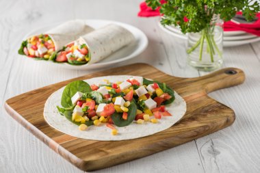 Vejetaryen tofu biber, Mısır, domates ve ıspanak ile tamamladı 