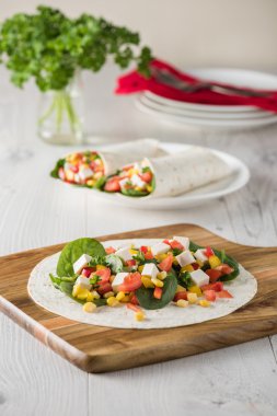 Vejetaryen tofu biber, Mısır, domates ve ıspanak ile tamamladı 