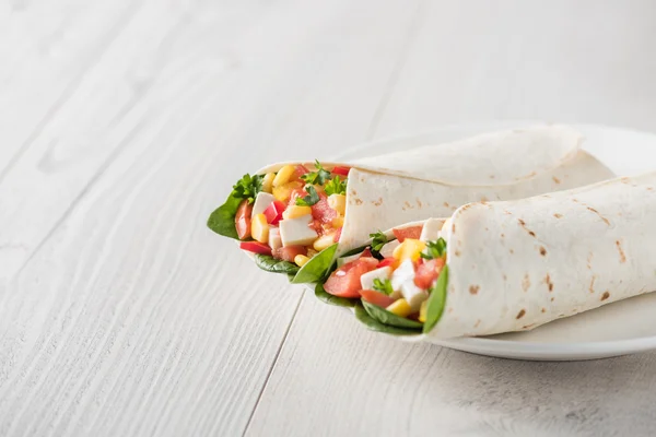 Vegan tofu wraps with pepper, corn, tomatoes and spinach — Stock Photo, Image