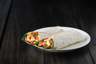 Vejetaryen tofu biber, Mısır, domates ve ıspanak ile tamamladı 