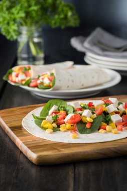 Vejetaryen tofu biber, Mısır, domates ve ıspanak ile tamamladı 