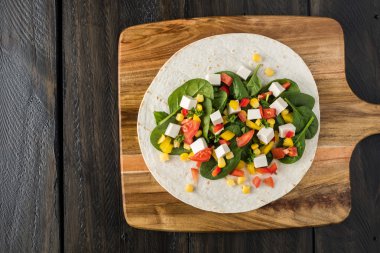 Vejetaryen tofu biber, Mısır, domates ve ıspanak ile tamamladı 