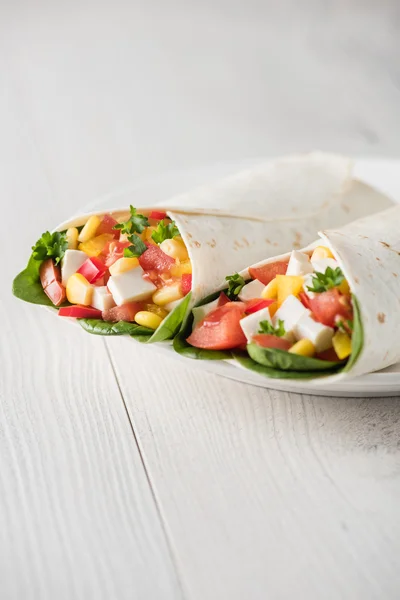 Vegan tofu wraps with pepper, corn, tomatoes and spinach — Stock Photo, Image