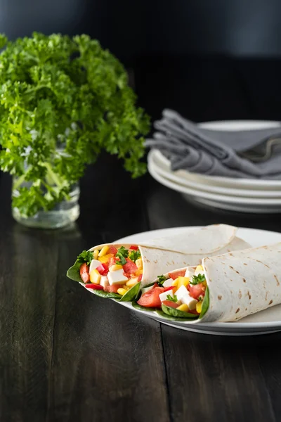 Tofu vegano envuelve con pimienta, maíz, tomates y espinacas —  Fotos de Stock