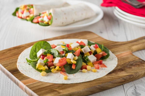 Tofu vegano envuelve con pimienta, maíz, tomates y espinacas —  Fotos de Stock