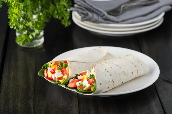 Vegane Tofu-Wraps mit Paprika, Mais, Tomaten und Spinat — Stockfoto