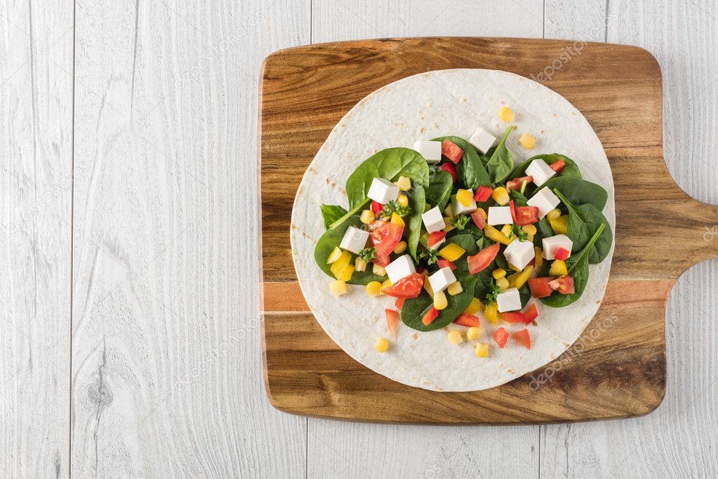 vegan tofu wraps with pepper, corn, tomatoes and spinach 