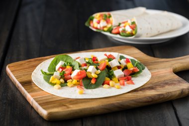 Vejetaryen tofu biber, Mısır, domates ve ıspanak ile tamamladı 