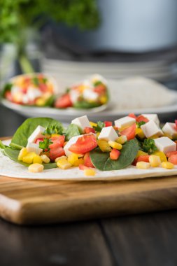 Vejetaryen tofu biber, Mısır, domates ve ıspanak ile tamamladı 