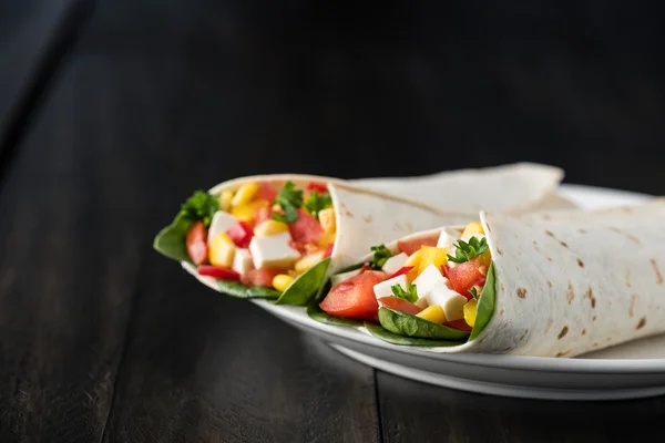 Vegan tofu wraps with pepper, corn, tomatoes and spinach — Stock Photo, Image