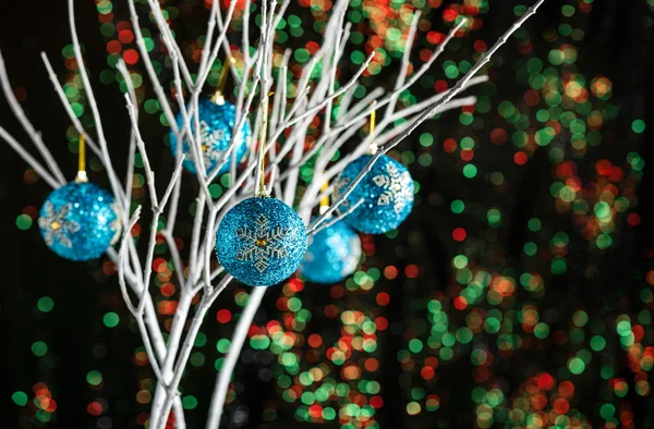 Weiße Zweige mit Christbaumkugeln — Stockfoto