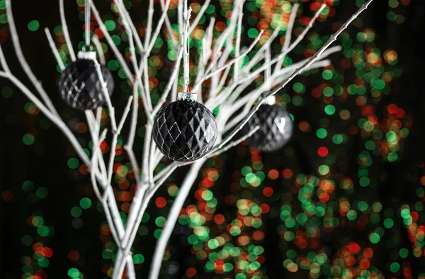 Ramitas blancas con adornos de árbol de Navidad — Foto de Stock