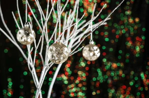 Galhos brancos com bugigangas de árvore de Natal — Fotografia de Stock