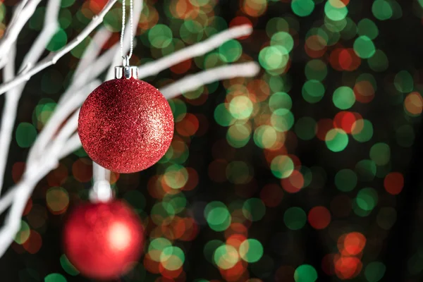 Weiße Zweige mit Christbaumkugeln — Stockfoto