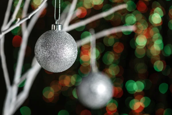 Brindilles blanches avec boules de sapin de Noël — Photo