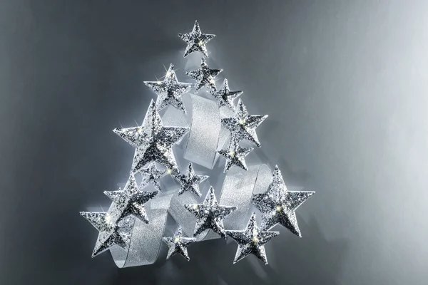 Estrelas espumantes e fita de prata — Fotografia de Stock