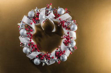 Kırmızı gümüş kurdele ile Noel çelenk
