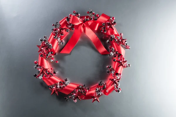 Christmas wreath in red with ribbon — Stock Photo, Image