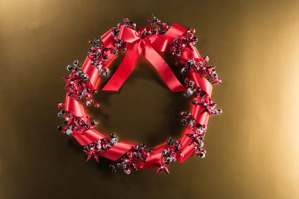 Corona de Navidad en rojo con cinta — Foto de Stock