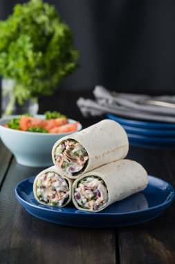 Ton balığı burrito salatalık kırmızı soğan ve mayonez ile 