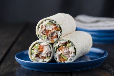 Ton balığı burrito avokado domates ve mayonez ile 